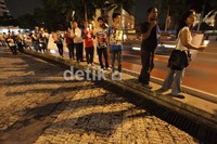 Dalam aksinya, pendemo meneriakan demokrasi dan anti kekerasan. Mereka meminta militer ditarik dari Papua dan diganti dengan dialog.