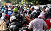 Dari tahun ke tahun, populasi kendaraan pribadi yang membengkak membuat lalu-lintas memburuk. Populasi mobil pada tahun 2000 hanya mencapai 5,04 juta unit. Angka tersebut melonjak 117,7% menjadi 10,97 juta unit pada Mei 2012. Pada tahun 1989, populasi mobil mencapai 2,29 juta unit dan melonjak 120,1% pada tahun 2.000.