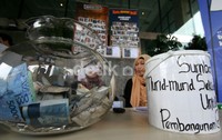 Uang yang disumbangkan warga mulai dari Rp 500 hingga Rp 50.000 tersebut dikumpulkan di sebuah wadah. Ramses/detikcom.