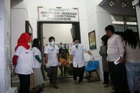 Jenazah dua WN Malaysia, Zaidun bin Basir dan Zulkifli bin Mohd Basir, dibawa ke ambulans yang akan membawanya ke Medan. Seterusnya pada Jumat sore akan langsung dikirim dengan pesawat ke Kuala Lumpur, Malaysia dari Bandara Polonia, Medan. Khairul Ikhwan/detikNews