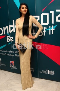 Dominique terlihat sangat anggun saat berpose di depan kamera wartawan. Gusmun/detikHot.