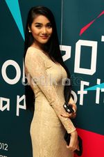 Senyum Menggoda Dominique