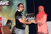 Herry Chan memberikan hadiah kepada salah satu peserta yang mengajukan pertanyaan. Herianto Batubara/detikHot.