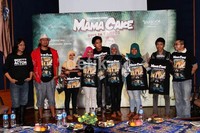 Para peserta berfoto bersama dengan bintang film Mama Cake dan sang sutradara Anggy Umbara. Herianto Batubara/detikHot.