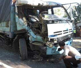 Tabrakan Dua Truk Sempat Macetkan Jalur Pantura Situbondo
