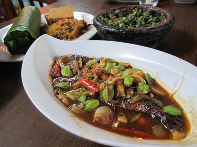 Nyam... Nyam... Menyantap Tumis Peda Pete Plus Nasi Timbel!