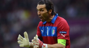 Buffon Sempat Dibuat Marah oleh Lini Belakang Italia