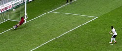 Jerman memperkecil ketinggalan lewat eksekusi penalti Mesut Oezil. Reuters/Leonhard Foeger.