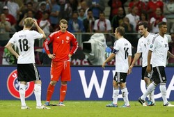 Para pemain Jerman terlihat kecewa dengan hasil tersebut. Reuters/Pascal Lauener