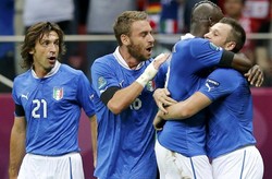 Balloteli merayakan kemenangan bersama Cassano, De Rossi dan Pirlo. Dengan hasil tersebut Italia akan menghadapi Spanyol di babak final. Reuters/Thomas Bohlen