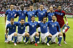 Para pemain Italia berpose bersama. Reuters/Tony Gentile.