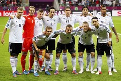 Para pemain Jerman berpose bersama sebelum laga. Reuters/Kai Pfaffenbach.