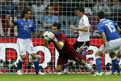 Gianluigi Buffon berhasil menyelamatkan gawangnya dari serangan para pemain Jerman. Reuters/Thomas Bohlen.