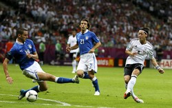 Mesut Oezil melepaskan tembakan ke gawang Italia. Namun usahnya untuk membobol gawang lawan belum membuahkan hasil. Reuters/Pascal Lauener.