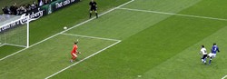 Mario Balotelli melepaskan tembakan yang berbuah gol ke gawang Jerman. Reuters/Leonhard Foeger.