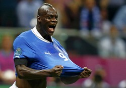 Mario Balotelli merayakan gol yang dicetaknya. Dalam pertandingan tersebut, Balotelli dua kali membobol gawang Jerman. Gol tersebut dicetaknya di menit ke-20 dan 36. Reuters/Kai Pfaffenbach.