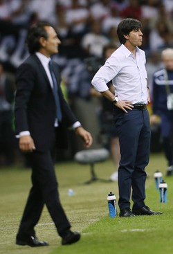 Joachim Loew tampak serius mengamati jalannya pertandingan. Reuters/Tony Gentile.