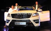 Presiden Direktur PT Mercedes-Benz Claus Weidner bersama staf berpose di depan mobil Marcedes-Benz M-Class ML 250.