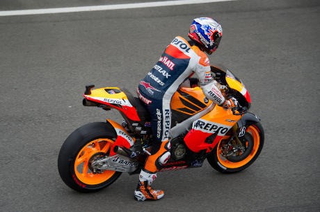 Stoner Menang, Lorenzo Jatuh