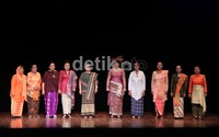 Kelompok ibu-ibu Wandodja Binangkit bernyanyi dalam pertunjukan seni Jakartaku yang Urban.