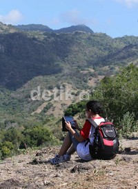 Wisatawan masih bisa berinternet dengan gadget meski di berada di pegunungan Pulau Komodo. Budi Sugiharto/detikcom.