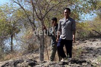Wisatawan yang berkunjung ke Pulau Komodo akan didampingi ranger atau pemandu dengan tongkat khusus penghalau komodo. Budi Sugiharto/detikcom.
