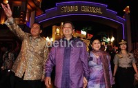 Presiden SBY dan Ibu Ani yang didampingi Chairman CT Corp Chairul Tanjung meninjau Kawasan Terpadu Trans Studio Bandung.