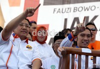 Anas Urbaningrum dan Edhi Baskoro Yudhoyono (Ibas) menyapa simpatisan saat menghadiri kampanye Foke-Nara di  Stadion Soemantri, Kuningan, Jakarta.