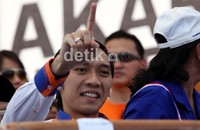 Edhi Baskoro (Ibas) mengacungkan jari telunjuk yang menyimbolkan nomor urut pasangan cagub Foke-Nara.