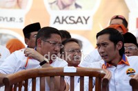 Anas Urbaningrum berbincang dengan Edhi Baskoro (Ibas) disela-sela kampanye Foke-Nara.