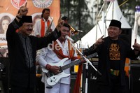 Rhoma Irama menyanyikan sejumlah lagu untuk memeriahkan kampanye Foke-Nara di Stadion Soemantri, Kuningan, Jakarta.