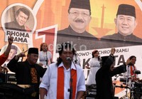 Foke-Nara ikut bergoyang bersama para pendukungnya.