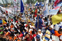 Para pendukung Foke-Nara meneriakkan yel-yel dukungan sambil mengibarkan bendera partai.