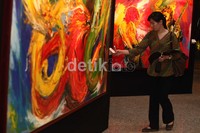 Pengunjung terus berdatangan untuk melihat lukisan karya Iswanto.