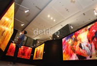Pameran lukisan bertema Color of Life digelar di Bakrie Tower, Rasuna Epicentrum, Jl Rasuna Said, Jakarta.
