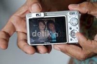 Pak Tarno pun memamerkan foto sang kekasih yang berada di kamera digitalnya. Gusmun/detikHot.