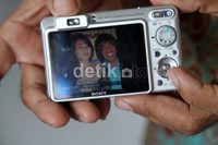 Pak Tarno memamerkan foto sang kekasih saat ditemui di Studio RCTI, Kebon Jeruk, Jakarta Barat. Pesulap dengan tagline Tolong dibantu ya itu mengaku berhubungan dengan Sri lewat telepon. Gusmun/detikHot.