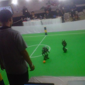 Robot-robot Bermain Bola Hibur Pengunjung Kontes