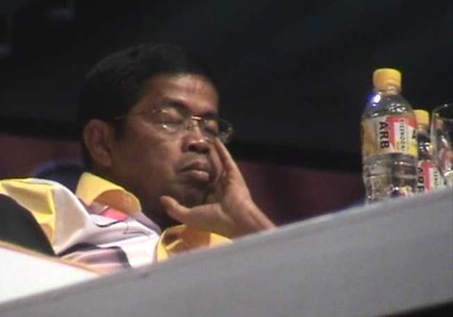 Idrus Marham Tampak Mengantuk Saat Ical Pidato Pencapresan