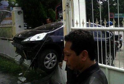 Honda Jazz Tabrak Rumah Dinas Gubernur Sumut