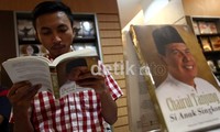 Buku setebal hampir 400 halaman ini mengupas kerja kerasnya sejak dari bangku sekolah hingga kini.
