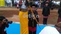 Prosesi pembukaan Erau 2012 dilakukan Wakil Menteri Pariwisata dan Ekonomi Kreatif  Sapta Nirwandar dengan menyalakan api brong. Robert/detikcom.