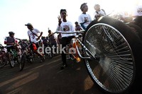 Sepeda yang mereka gunakan juga banyak yang telah dimodifikasi.