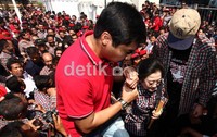 Megawati dipapah naik ke atas panggung.