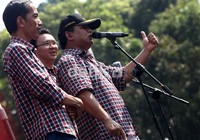 Berkemeja kotak-kotak, Prabowo berorasi menyatakan dukungannya untuk Jokowi.