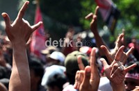 Ini dia salam ala pendukung Jokowi-Ahok, salam metal.