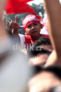 Anak kecil yang jadi peserta kampanye juga ikut salam metal.