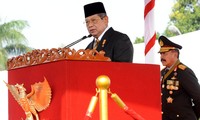 Dalam sambutannya, Presiden SBY mengingatkan bahwa HUT ke-66 Bhayangkara tahun ini mengangkat tema besar dengan lima kata kunci utama, yaitu pelayanan prima, anti KKN, antikekerasan, memantapkan keamanan dalam negeri, dan menegakkan supremasi hukum. Rusman/Setpres.