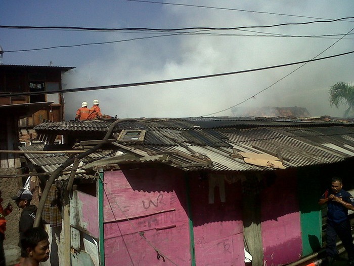 Warga Tanah Abang Berjibaku Selamatkan Harta di Tengah Kobaran Api