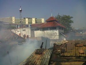 Ajaib! Masjid Tak Terbakar di Sebelah Rumah yang Terbakar Habis